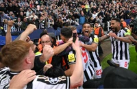 Vùi dập PSG, Newcastle lên đỉnh bảng Champions League