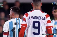 Bị đồng đội cũ nhổ nước bọt, Messi đáp trả lạnh lùng khiến fan choáng váng