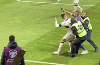 Khoảnh khắc gây sốc, Ronaldo bị người đàn ông tấn công ngay trên sân