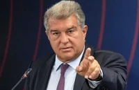 Chủ tịch Joan Laporta bị buộc tội trong vụ bê bối nhấn chìm Barcelona