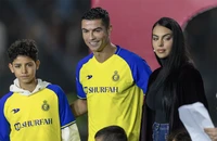 Con trai của Ronaldo ký hợp đồng với CLB mới