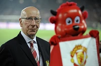Sir Bobby Charlton qua đời đã ảnh hưởng nặng nề đến MU
