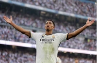 'Bữa tiệc' bóng đá cuối tuần: El Clasico, derby Manchester và quả bóng vàng