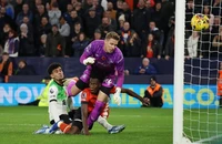Liverpool hòa may mắn ở phút bù giờ