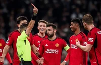 Rashford nhận thẻ đỏ, MU thua ngược