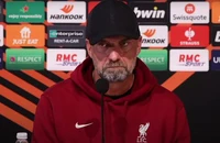 Hỗn loạn trong phòng họp báo, Klopp tức giận