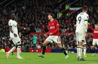 MU nhọc nhằn giành 3 điểm, Arsenal thắng dễ Burnley