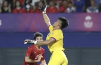 Sức ép lớn của HLV Troussier và Michael Weiss