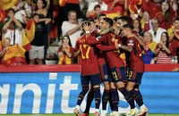 Tây Ban Nha chiếm đỉnh bảng, Ronaldo lập công giúp Bồ Đào Nha giành chiến thắng