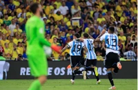 Thắng Brazil trong trận cầu bạo lực, Argentina trở lại ngôi đầu bảng