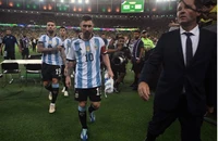 Bạo loạn trên sân, Messi cùng đồng đội bỏ vào đường hầm