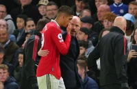 Ten Hag giải thích lý do Varane không hợp với Maguire
