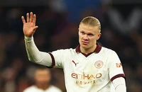 Haaland xin lỗi Ronaldo