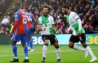 Salah rực sáng, Liverpool ngược dòng ngoạn mục lên đỉnh Premier League