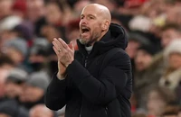 Ten Hag đáp trả bằng 4 từ đơn giản sau khi Van Dijk chỉ trích MU