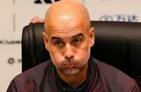 Pep Guardiola bình luận đáng kinh ngạc về Super League