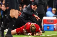 Saka xin lỗi sau khi khiến Klopp ngã chổng vó và sao Liverpool nhập viện