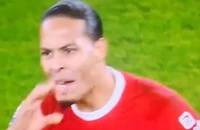 Van Dijk đối mặt án phạt nặng vì hỏi trọng tài ‘đã uống rượu chưa’