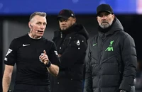 Klopp mắng trọng tài 'điên rồ', phản ứng chỉ 1 từ khi Liverpool lên đỉnh Premier League