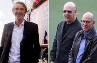 Nhà Glazer chịu đòn nặng nề từ Sir Jim Ratcliffe sau khi bán MU