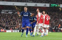 Arsenal mất ngôi đầu bảng, Tottenham mất Top 4, thành London buồn