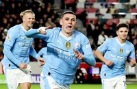 Foden lập hat-trick, Man City áp sát ngôi đầu Premier League