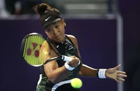 Bắt chước cú trả giao bóng của Djokovic, Naomi Osaka trở lại đầy ấn tượng