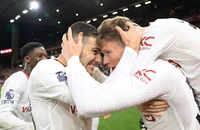 Tại sao MU và Ten Hag bí mật ủng hộ kình địch Man City và Liverpool?