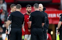 Maguire không đồng tình với Ten Hag, Bruno Fernandes pressing trọng tài
