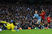 Man City ngược dòng thắng MU