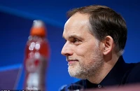 Tại sao Thomas Tuchel lại ngồi một chỗ suốt 90 phút?