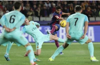 Barca rút ngắn khoảng cách với Real Madrid còn 5 điểm
