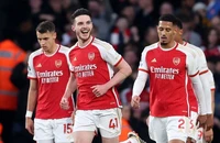 Arsenal lên đỉnh Premier League