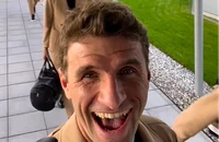 Muller gây sốt với màn 'chào' Kai Havertz