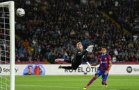 Raphinha ghi bàn giúp Barca giành chiến thắng