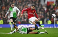 Hòa MU, Liverpool mất ngôi đầu bảng Premier League