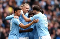 Thắng dễ Luton Town, Man City lên đỉnh Premier League