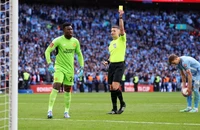 Kỳ lạ siêu sao Man United nhận 2 thẻ vàng vẫn không bị đuổi khỏi sân