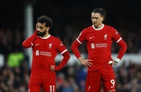Liverpool hụt hơi trong cuộc đua vô địch, MU thắng lớn