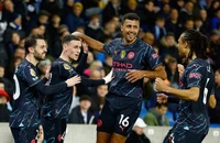 Thắng dễ Brighton, Man City áp sát ngôi đầu Premier League