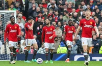 Bảng lương kinh hoàng của MU và sự khôn ngoan của Liverpool