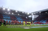 CĐV ngừng tim, trận đấu của Aston Villa bị trì hoãn