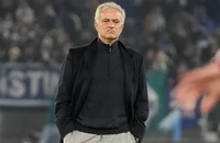 Mourinho và Ten Hag lời qua tiếng lại về MU