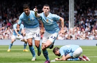 Man City lên đỉnh Premier League