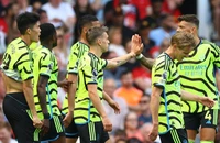Hạ MU, Arsenal lấy lại ngôi đầu bảng Premier League