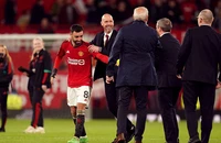 Bruno Fernandes nói về tương lai ở MU, bị Ten Hag kéo ngay ra khỏi cuộc phỏng vấn