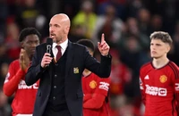Ten Hag hứa mang cúp về MU, fan la ó, chế giễu