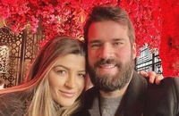 Vợ của thủ môn số 1 Liverpool Alisson lên tiếng khi bị cáo buộc ngộ sát