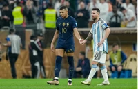 Messi phản pháo Mbappe