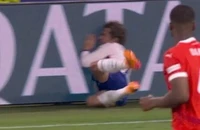 Xót xa hình ảnh Griezmann bị đẩy đập đầu vào bảng quảng cáo